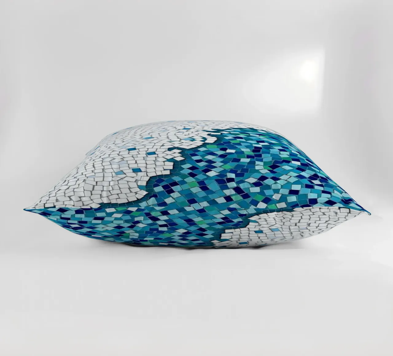 Marea tranquilla: un'onda serena in mosaico blu e bianco cuscino da Artistic-shop