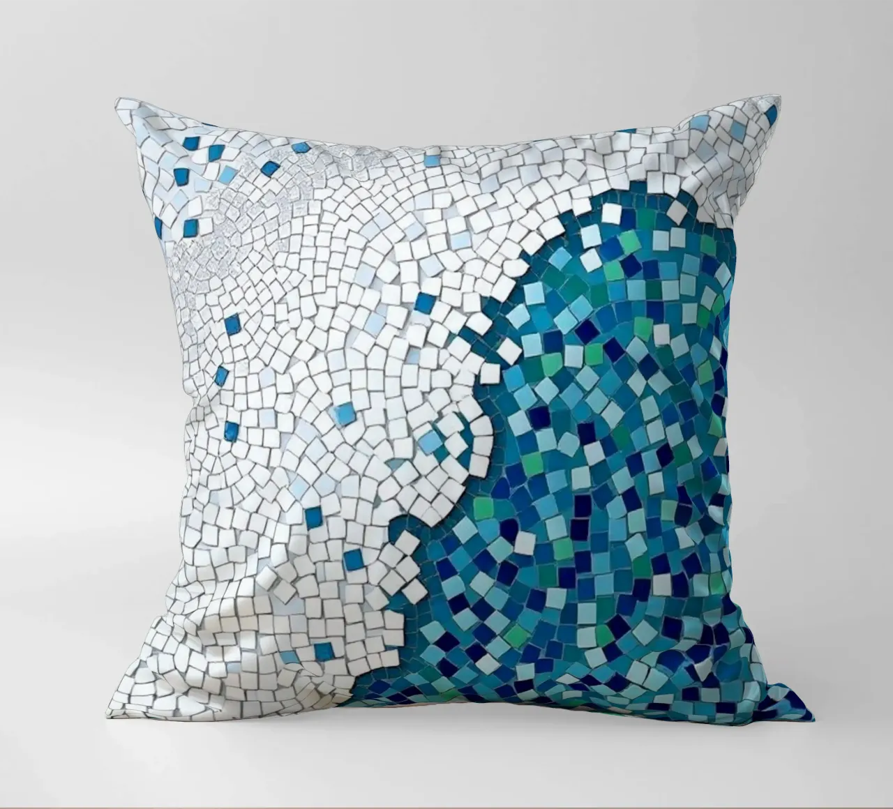 Marea tranquilla: un'onda serena in mosaico blu e bianco cuscino da Artistic-shop