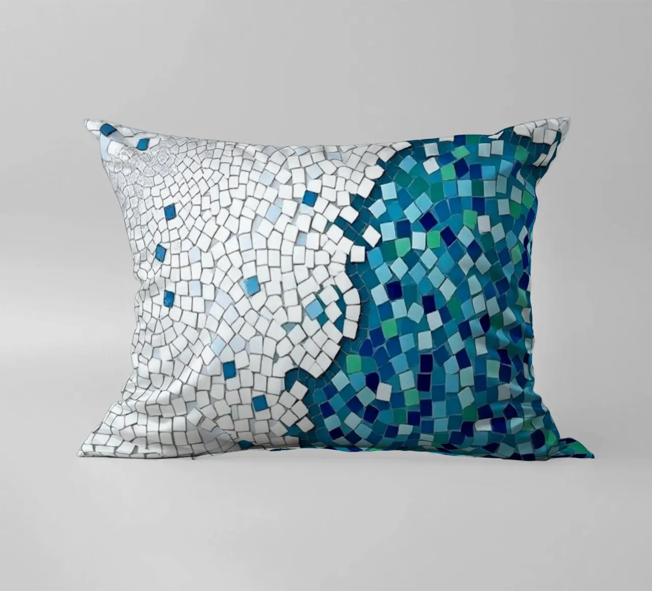 Marea tranquilla: un'onda serena in mosaico blu e bianco cuscino da Artistic-shop