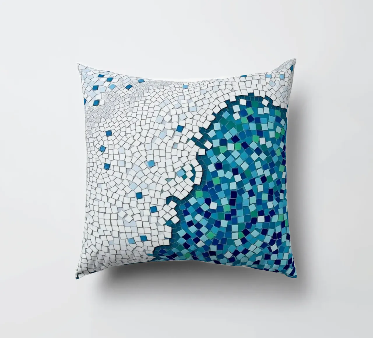 Marea tranquilla: un'onda serena in mosaico blu e bianco cuscino da Artistic-shop