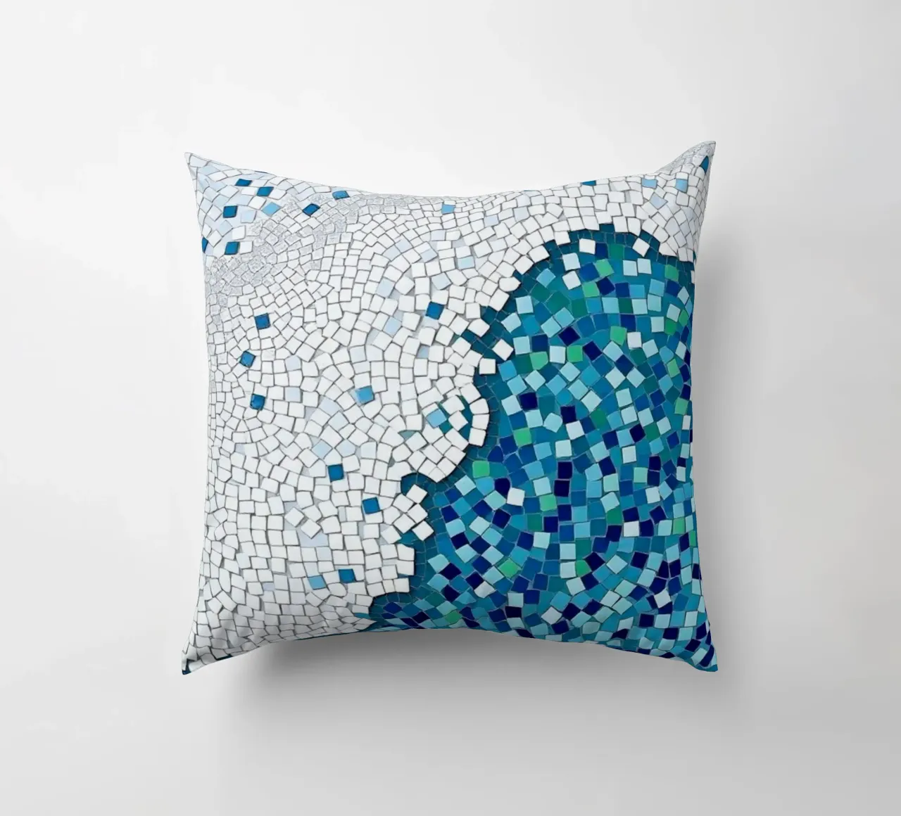 Marea tranquilla: un'onda serena in mosaico blu e bianco cuscino da Artistic-shop