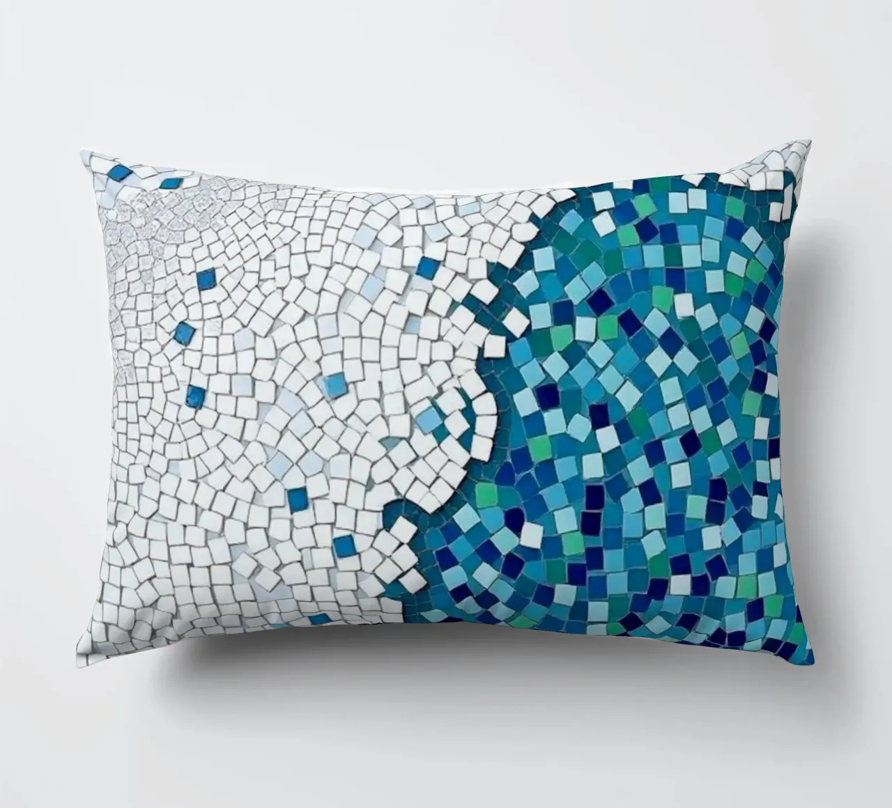 Marea tranquilla: un'onda serena in mosaico blu e bianco cuscino da Artistic-shop
