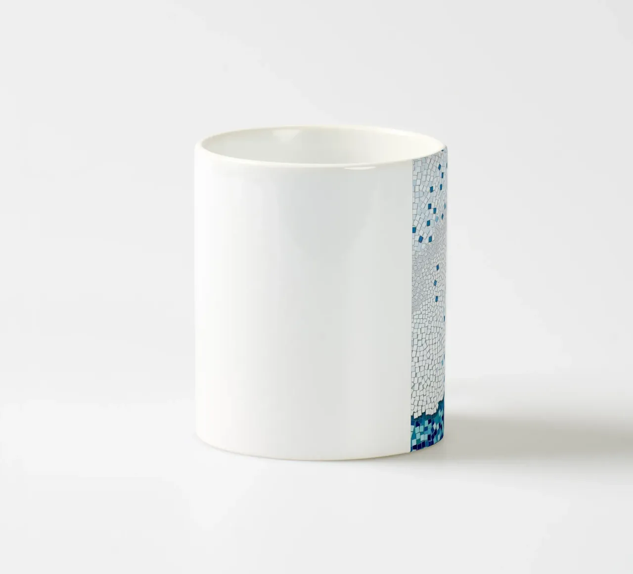 Marea tranquilla: un'onda serena in mosaico blu e bianco tazza in ceramica da Artistic-shop