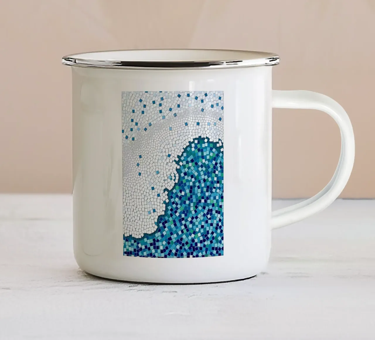 Marea tranquilla: un'onda serena in mosaico blu e bianco tazza in smalto da Artistic-shop