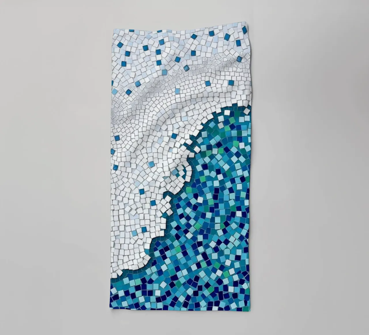 Marea tranquilla: un'onda serena in mosaico blu e bianco asciugamano da bagno da Artistic-shop