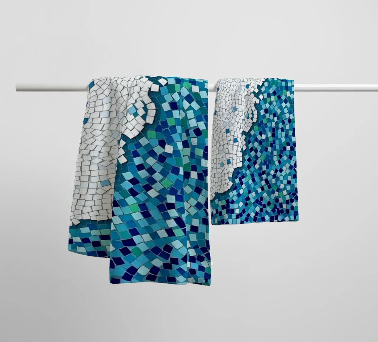 Marea tranquilla: un'onda serena in mosaico blu e bianco asciugamano da bagno da Artistic-shop