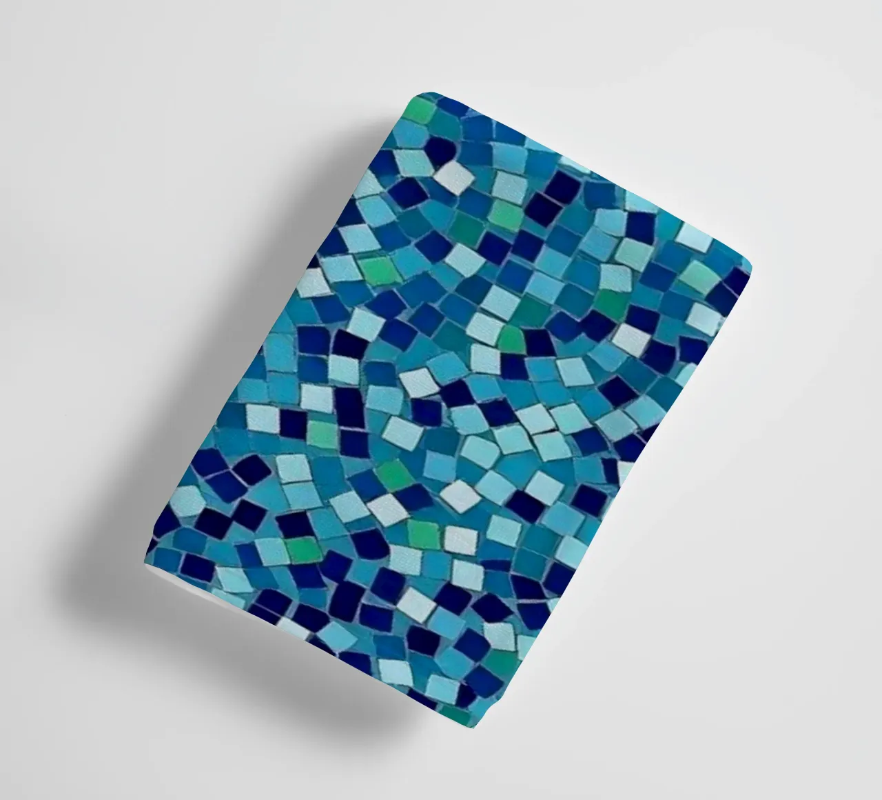 Marea tranquilla: un'onda serena in mosaico blu e bianco asciugamano da bagno da Artistic-shop