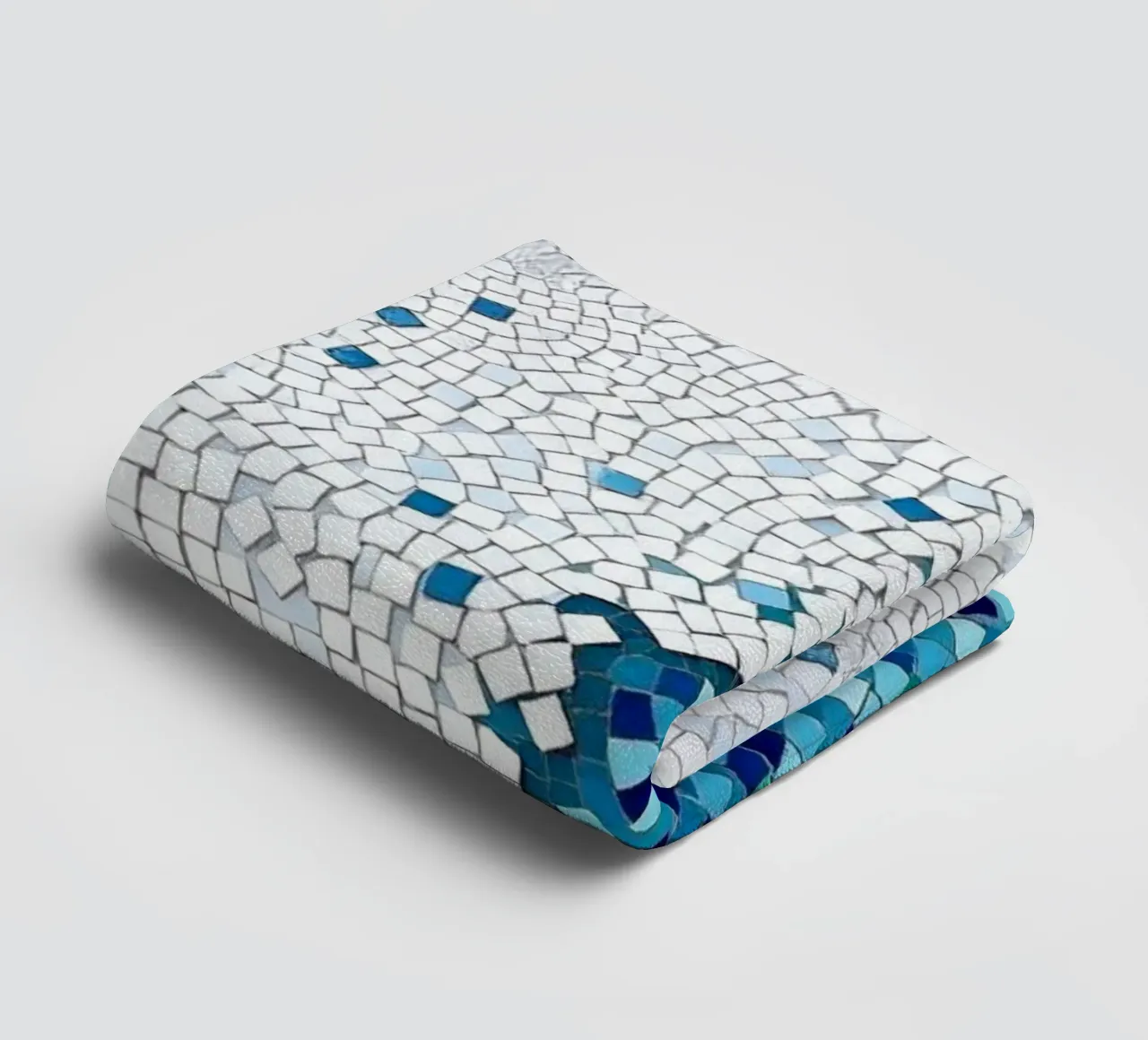 Marea tranquilla: un'onda serena in mosaico blu e bianco asciugamano da bagno da Artistic-shop
