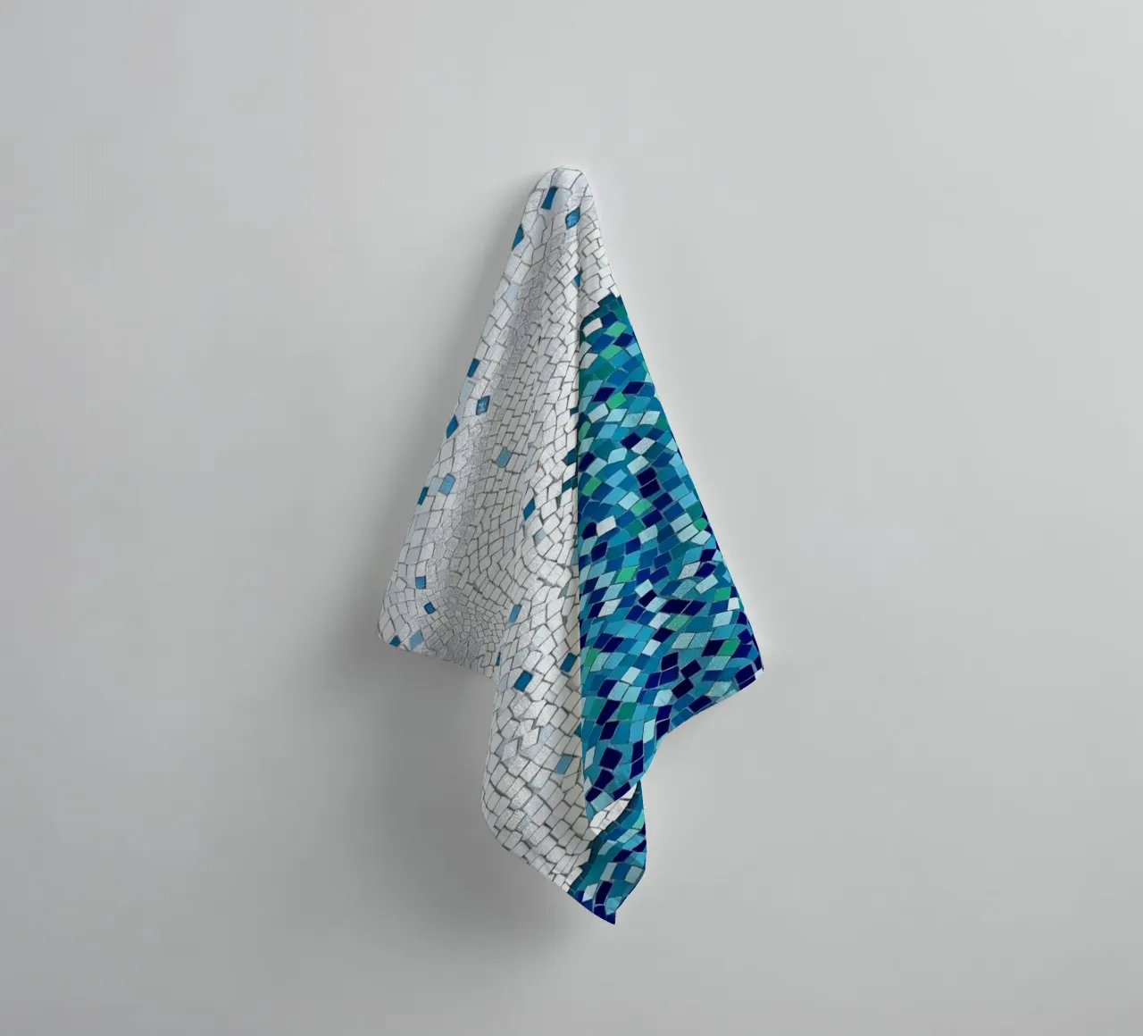 Marea tranquilla: un'onda serena in mosaico blu e bianco asciugamano da bagno da Artistic-shop