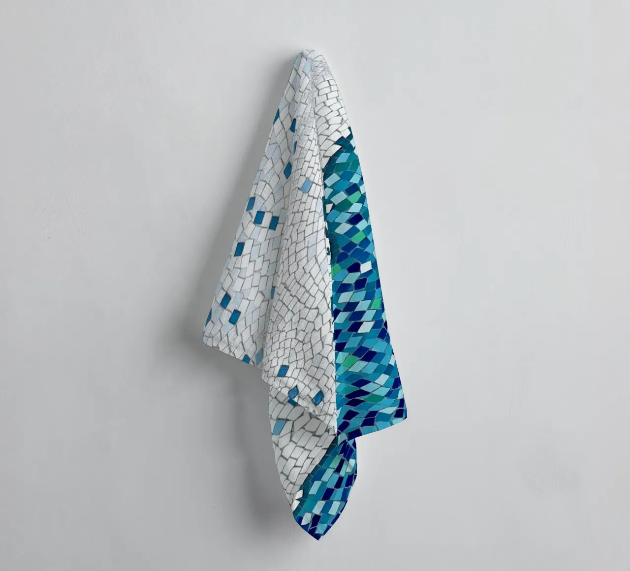 Marea tranquilla: un'onda serena in mosaico blu e bianco asciugamano da bagno da Artistic-shop