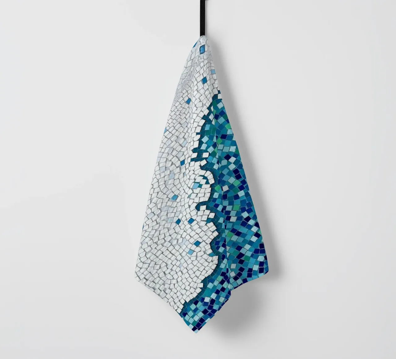Marea tranquilla: un'onda serena in mosaico blu e bianco canovaccio da cucina da Artistic-shop