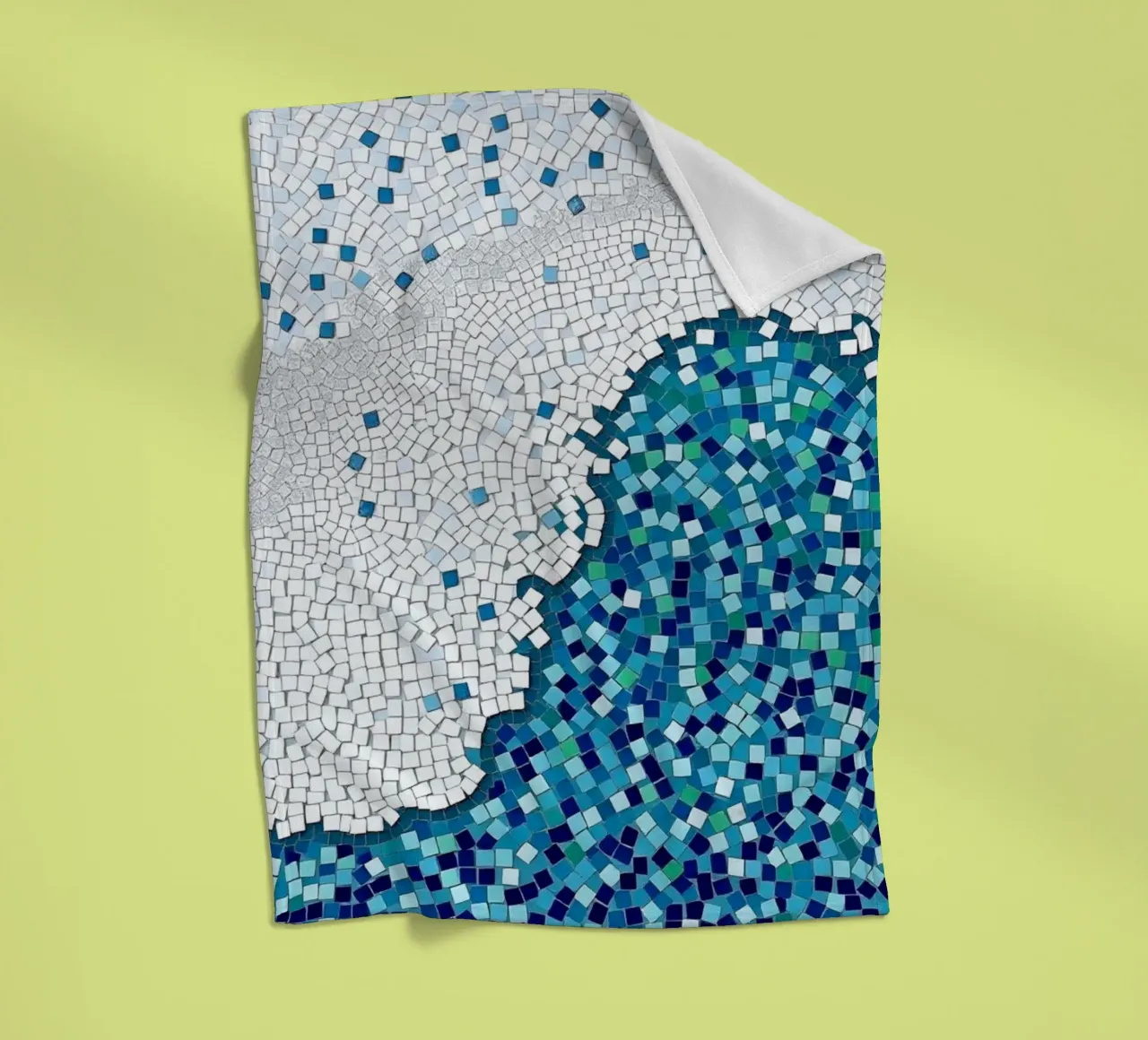 Marea tranquilla: un'onda serena in mosaico blu e bianco coperta in pile da Artistic-shop