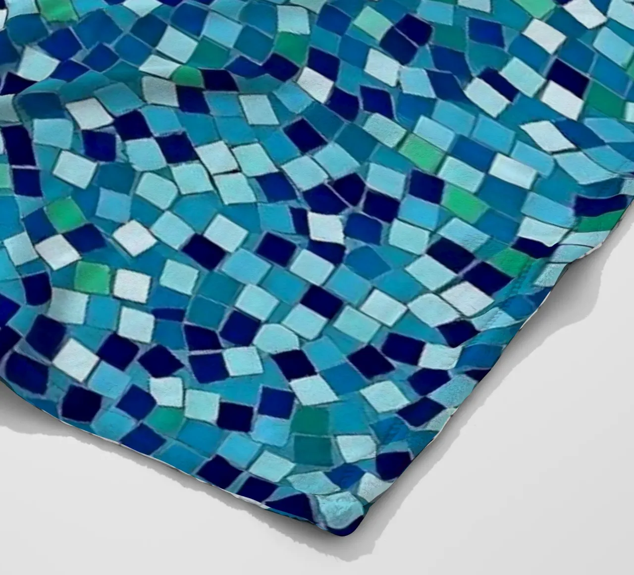 Marea tranquilla: un'onda serena in mosaico blu e bianco coperta in pile da Artistic-shop