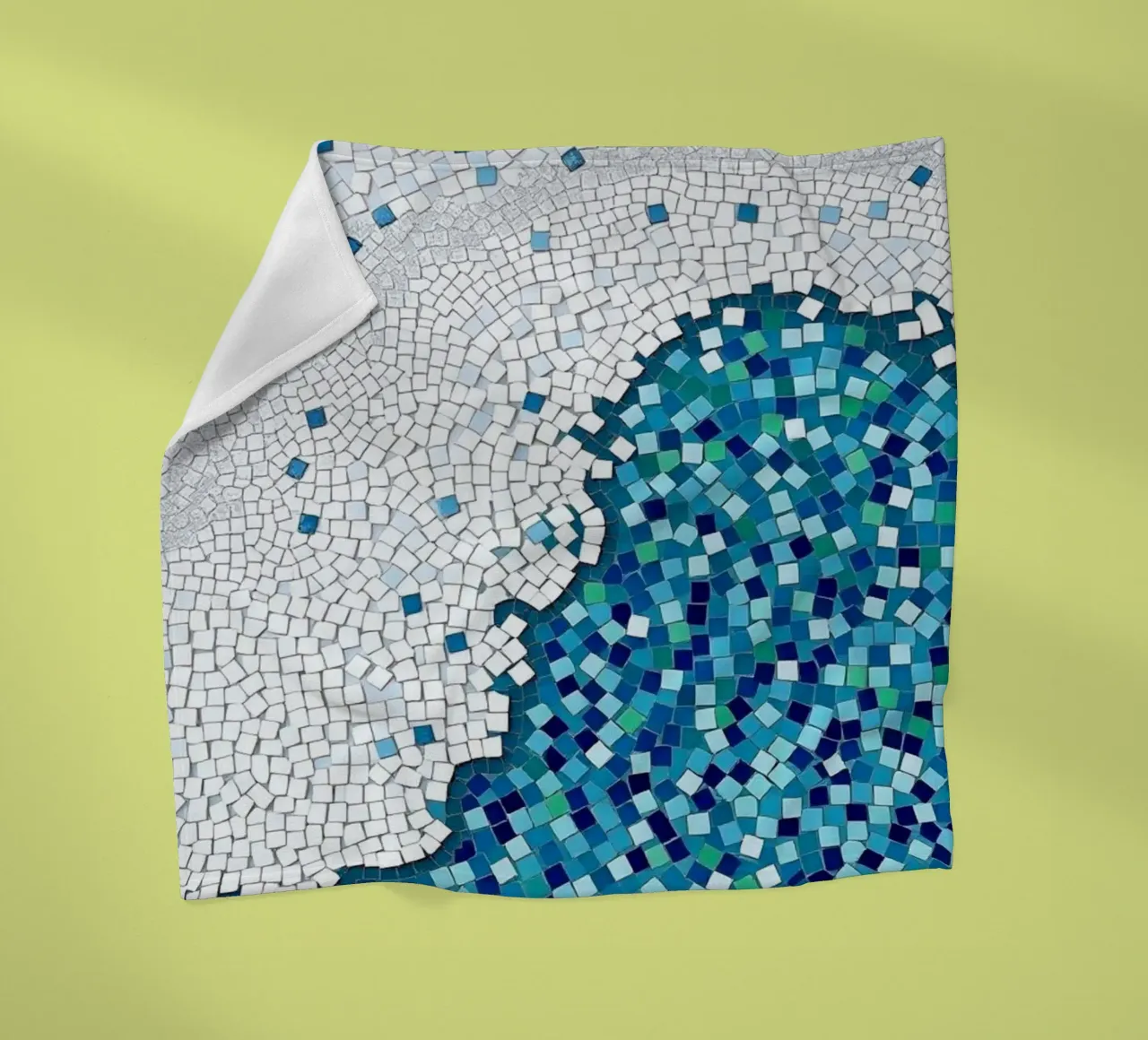 Marea tranquilla: un'onda serena in mosaico blu e bianco coperta in pile da Artistic-shop
