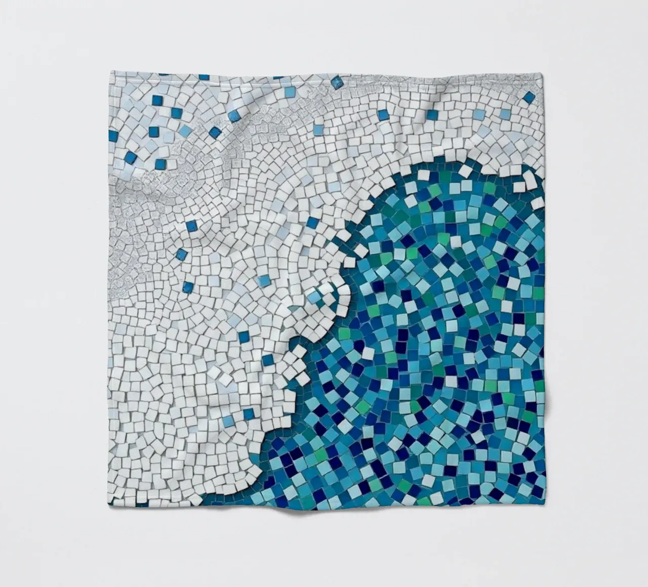 Marea tranquilla: un'onda serena in mosaico blu e bianco coperta in pile da Artistic-shop
