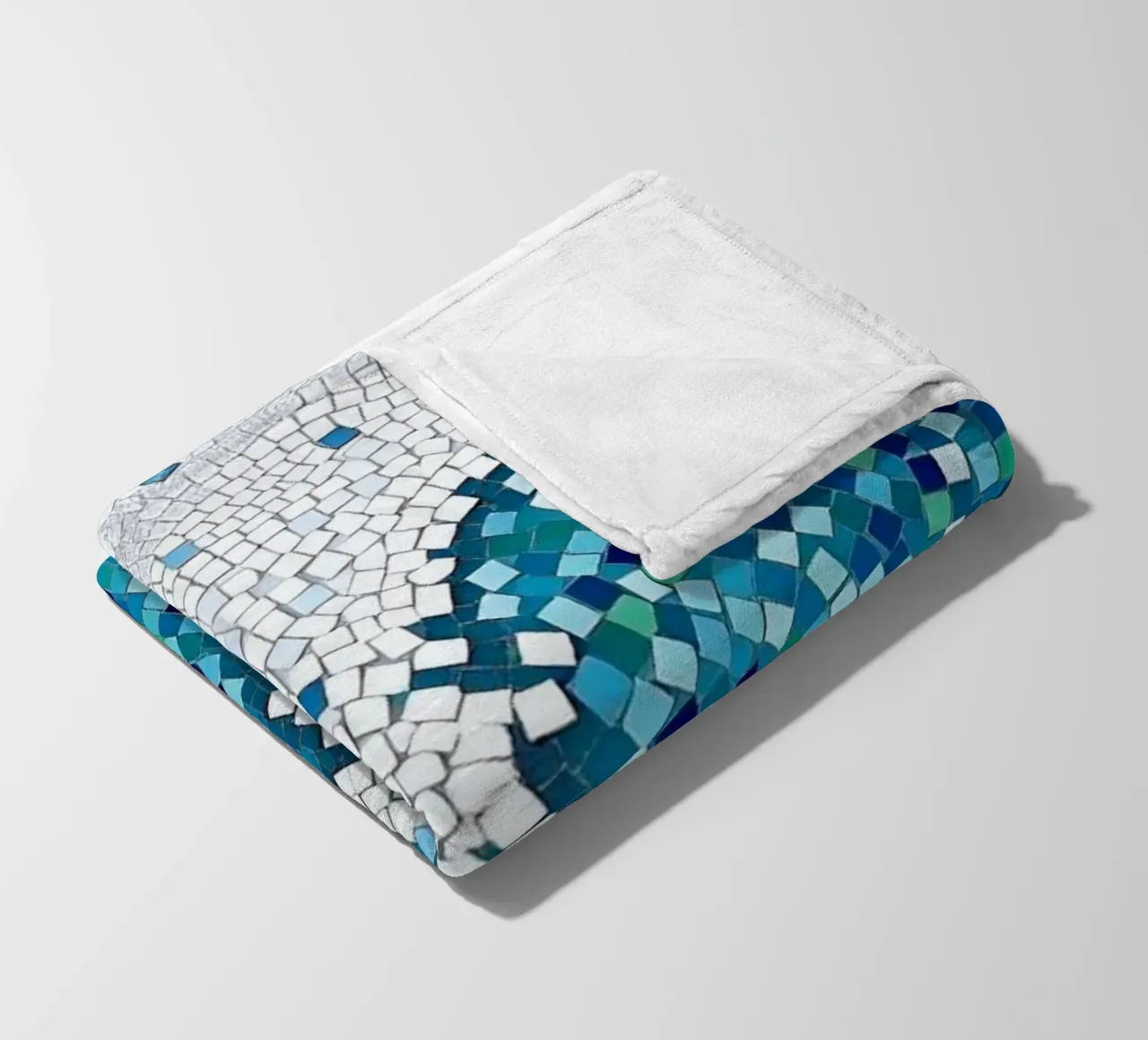 Marea tranquilla: un'onda serena in mosaico blu e bianco coperta in pile da Artistic-shop