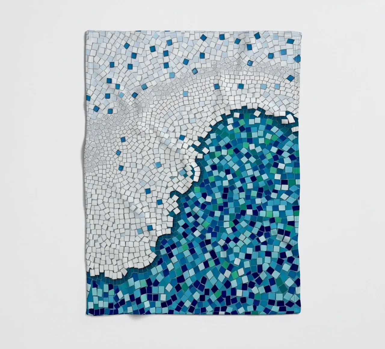 Marea tranquilla: un'onda serena in mosaico blu e bianco coperta in pile da Artistic-shop