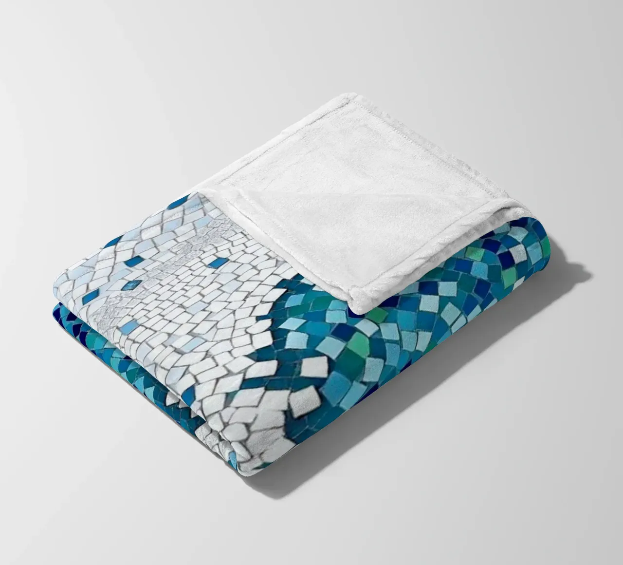 Marea tranquilla: un'onda serena in mosaico blu e bianco coperta in pile da Artistic-shop
