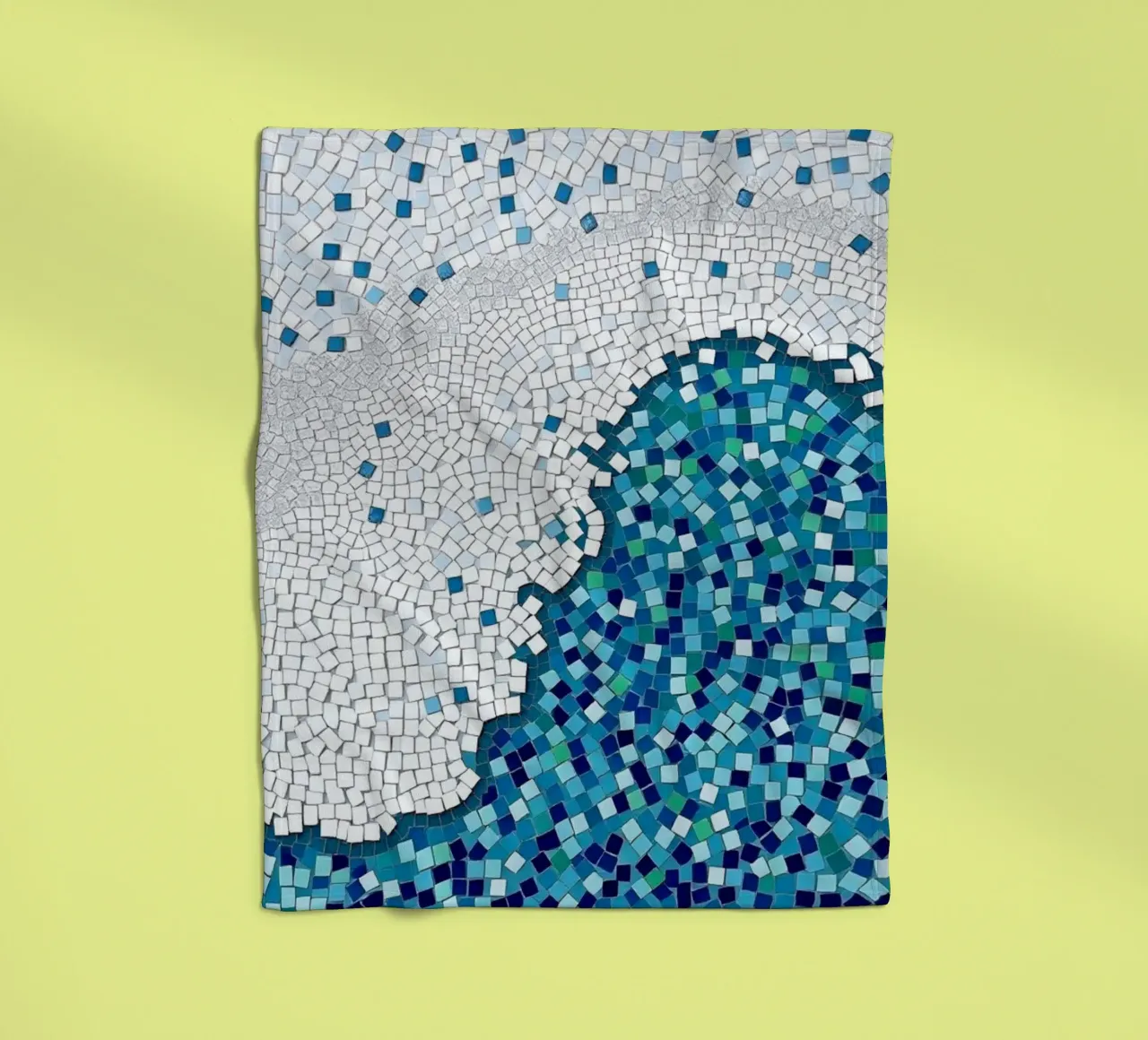 Marea tranquilla: un'onda serena in mosaico blu e bianco coperta in pile da Artistic-shop