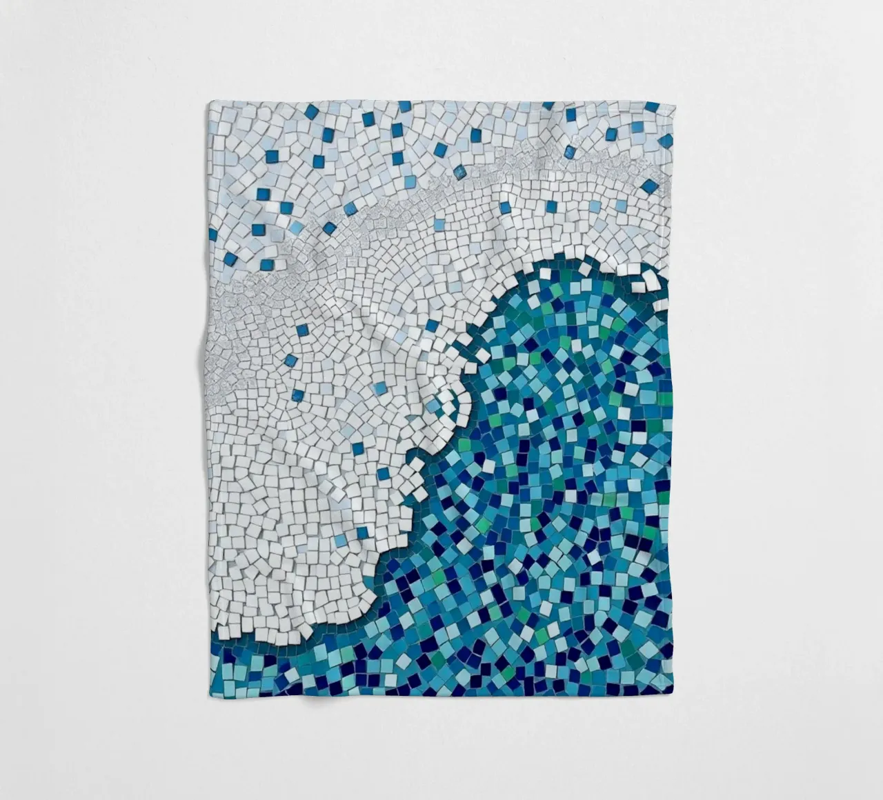 Marea tranquilla: un'onda serena in mosaico blu e bianco coperta in pile da Artistic-shop