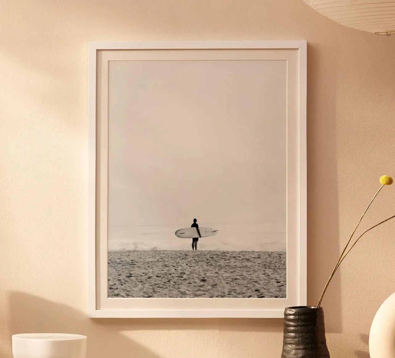 Le Surfeur N&B poster con telaio in plastica da CALL OF THE OCEAN