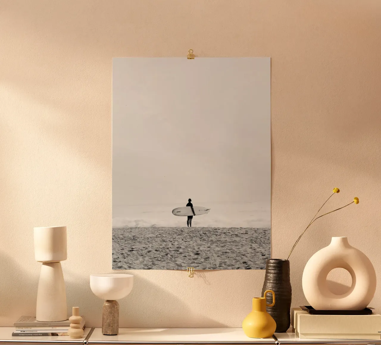 Le Surfeur N&B poster con telaio in plastica da CALL OF THE OCEAN