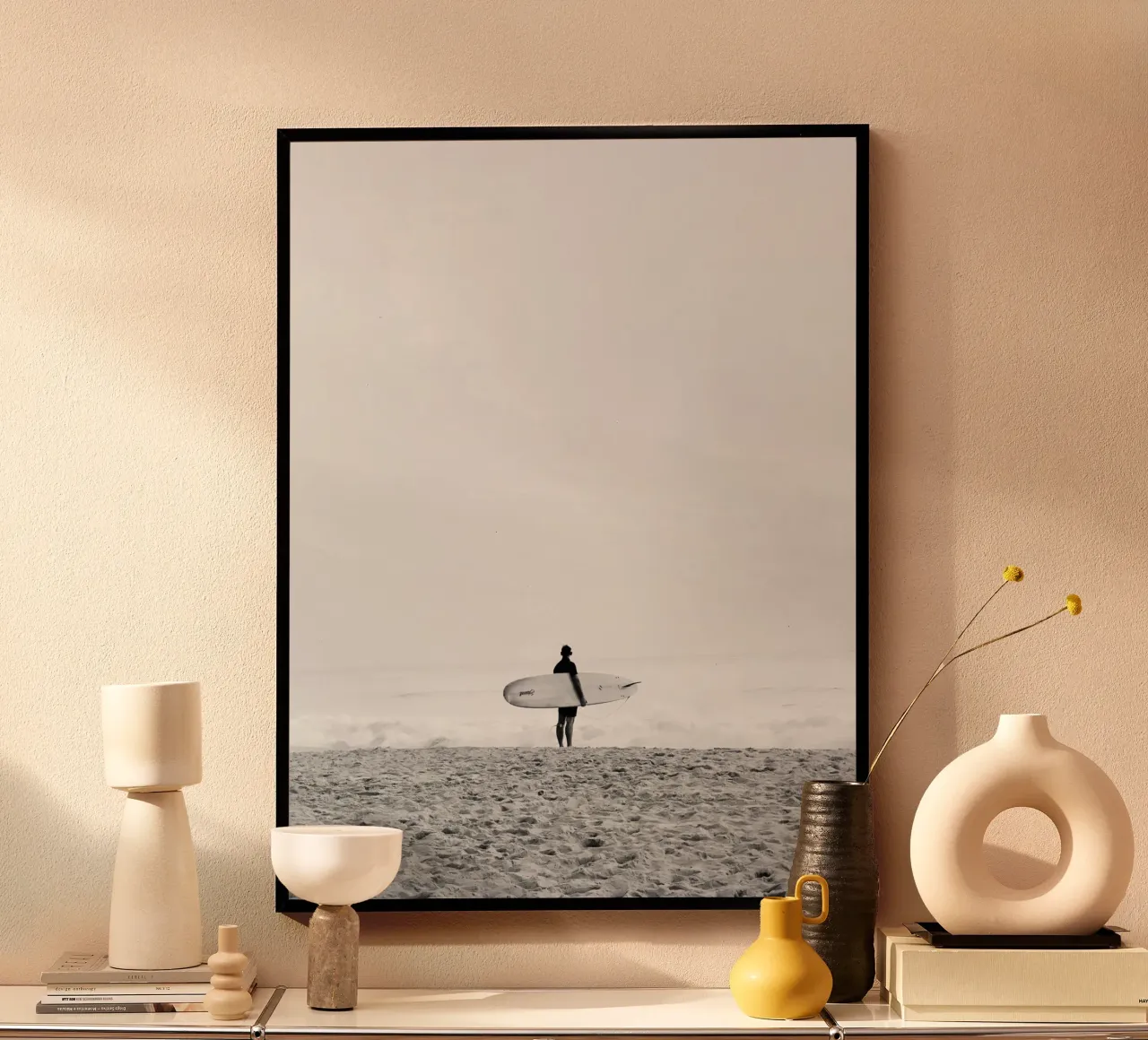 Le Surfeur N&B poster con telaio in plastica da CALL OF THE OCEAN