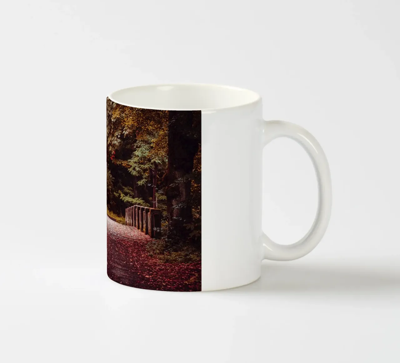 Ponte solitario in autunno | Foglie d'autunno | Foresta e alberi tazza in ceramica da Bold and Retro