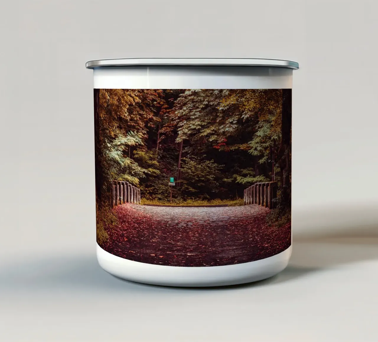 Pont solitaire en automne | Feuilles d'automne | Forêt & arbres mug en émail de Bold and Retro
