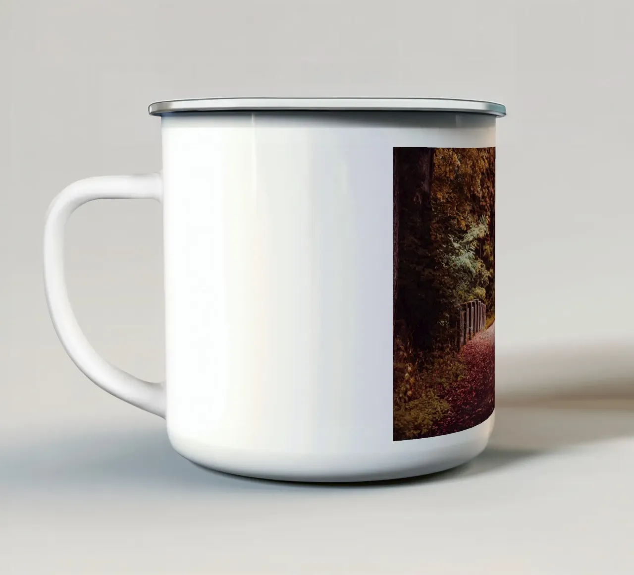 Pont solitaire en automne | Feuilles d'automne | Forêt & arbres mug en émail de Bold and Retro