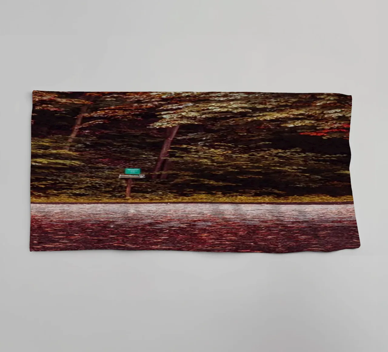 Pont solitaire en automne | Feuilles d'automne | Forêt & arbres serviette de bain de Bold and Retro