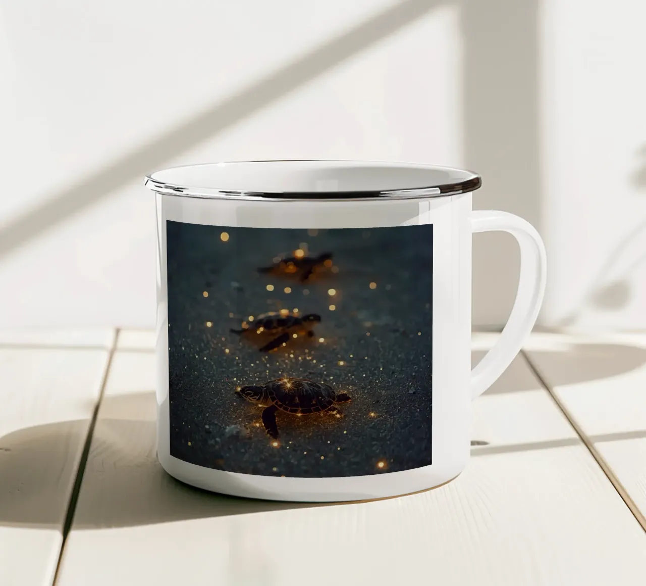 Baby tartarughe marine sulla sabbia con luci luminose tazza in smalto da DesignDoodle