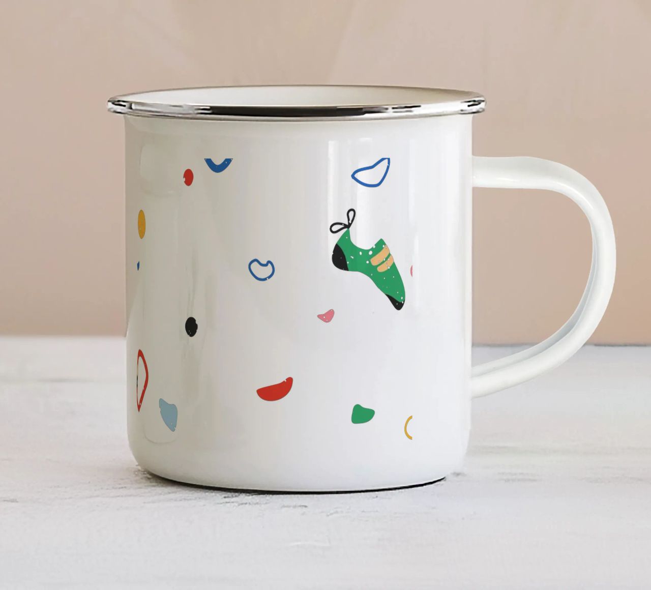 Arrampicatore su una parete di bouldering tazza in smalto da justclimberthings