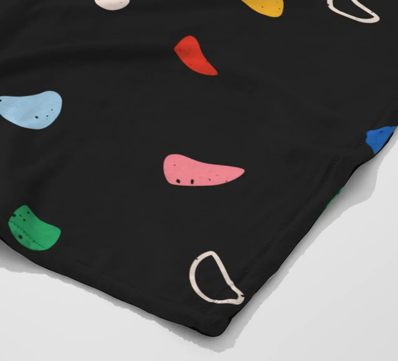 Arrampicatore su una parete di bouldering coperta in pile da justclimberthings