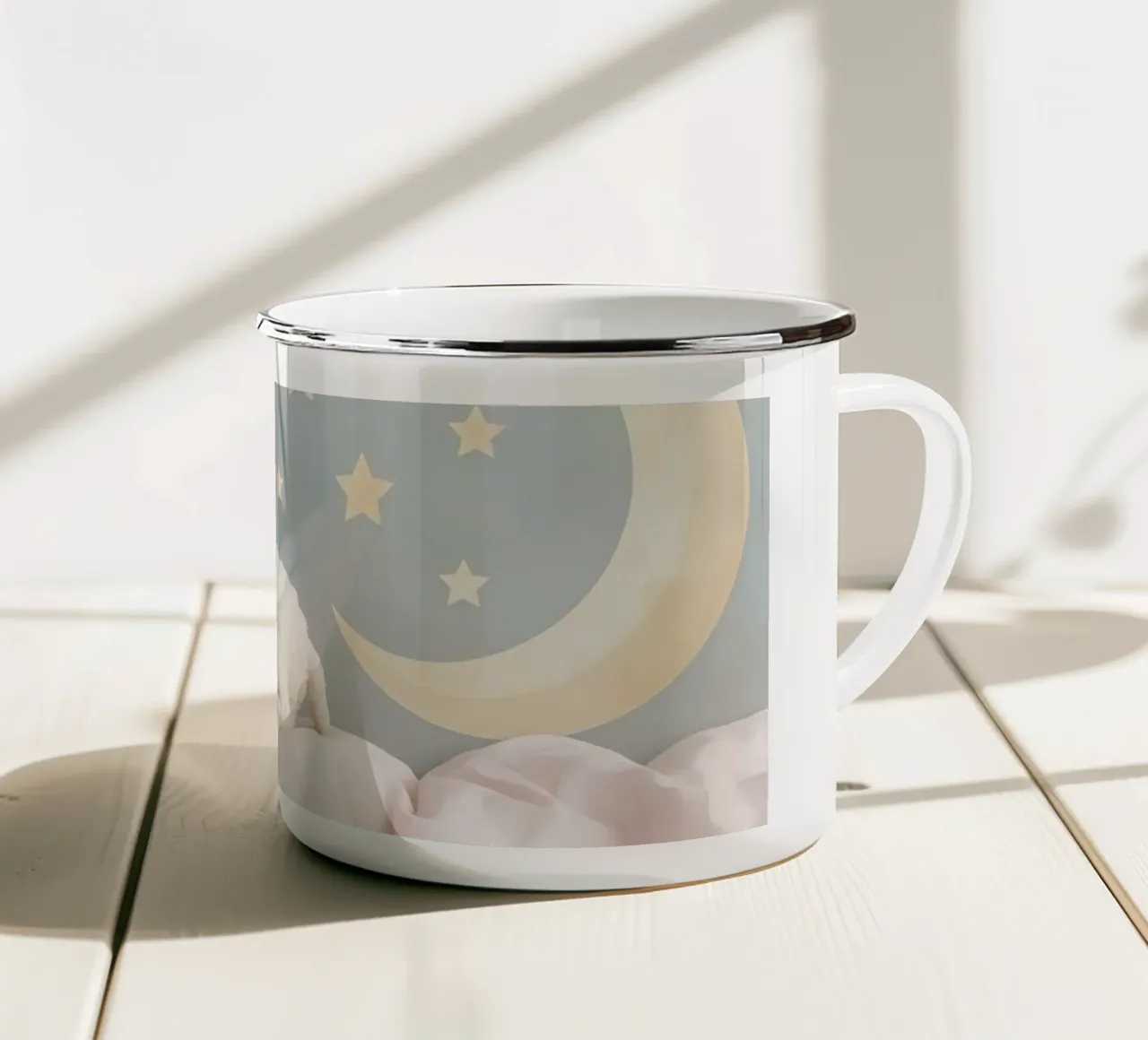 Simpatico agnellino che dorme su un tessuto con decorazioni a forma di luna e stelle tazza in smalto da DesignDoodle