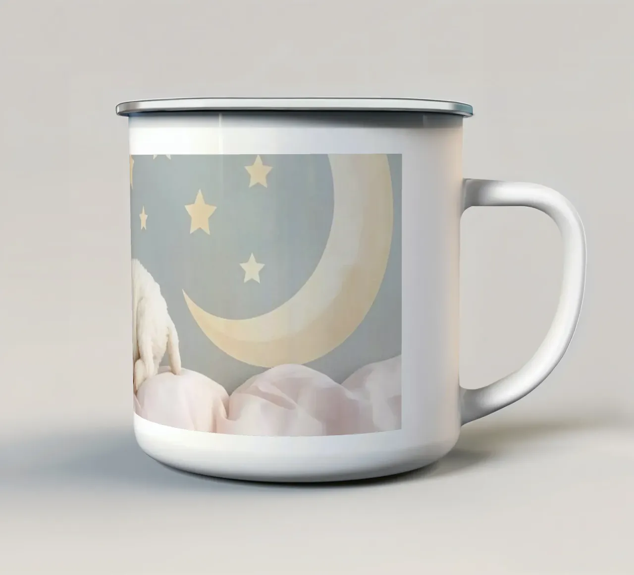 Simpatico agnellino che dorme su un tessuto con decorazioni a forma di luna e stelle tazza in smalto da DesignDoodle