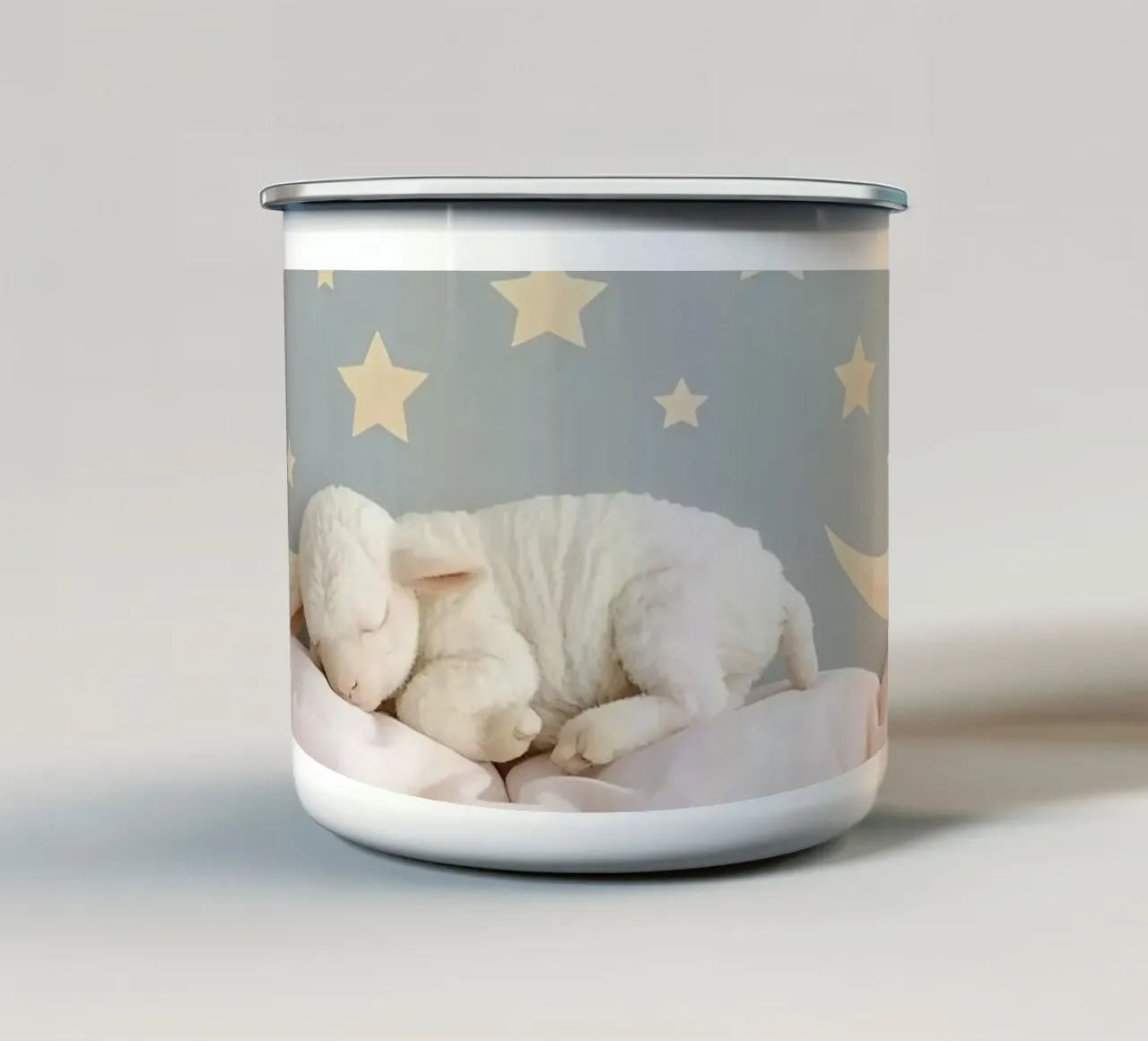 Simpatico agnellino che dorme su un tessuto con decorazioni a forma di luna e stelle tazza in smalto da DesignDoodle