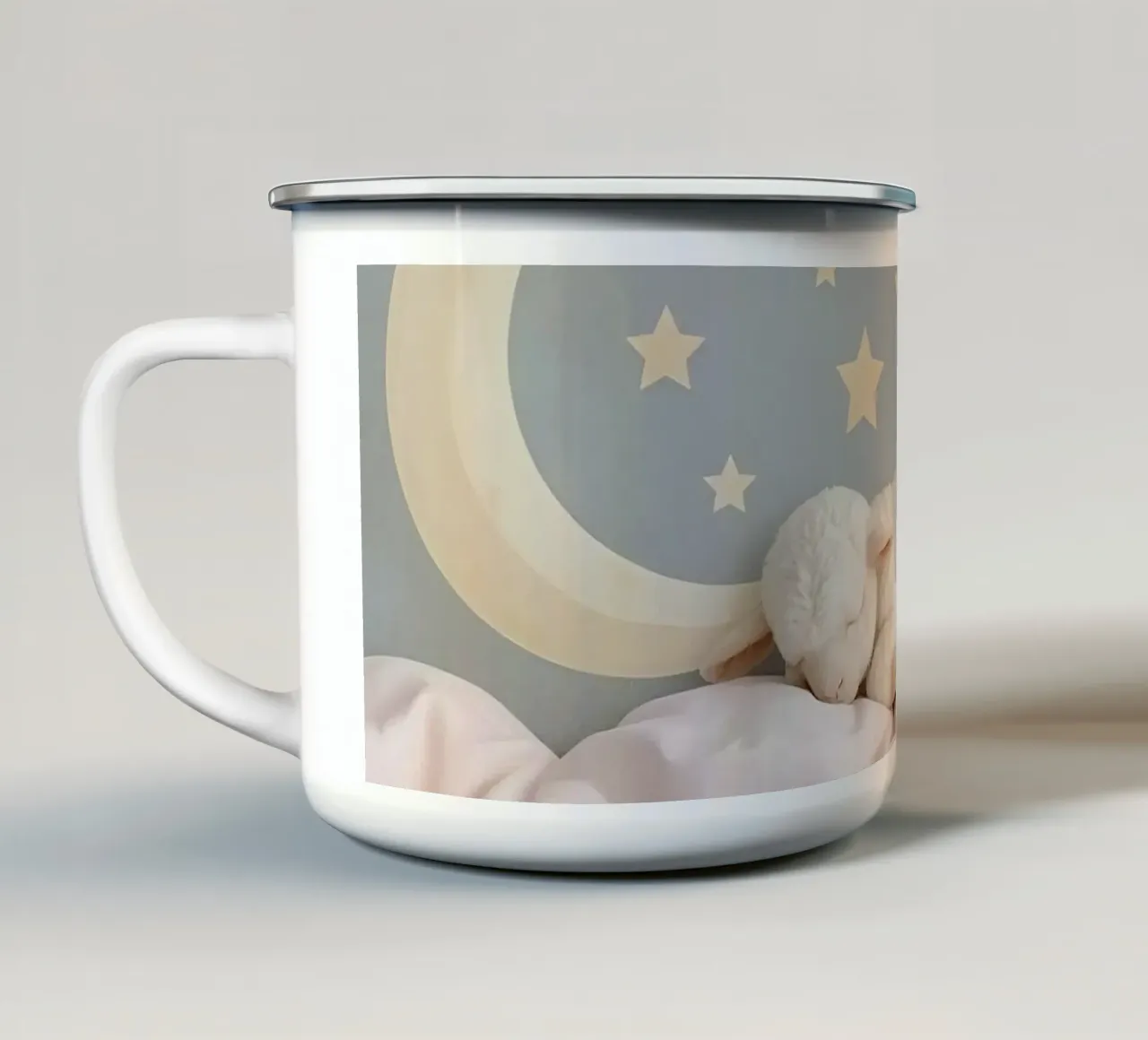 Simpatico agnellino che dorme su un tessuto con decorazioni a forma di luna e stelle tazza in smalto da DesignDoodle