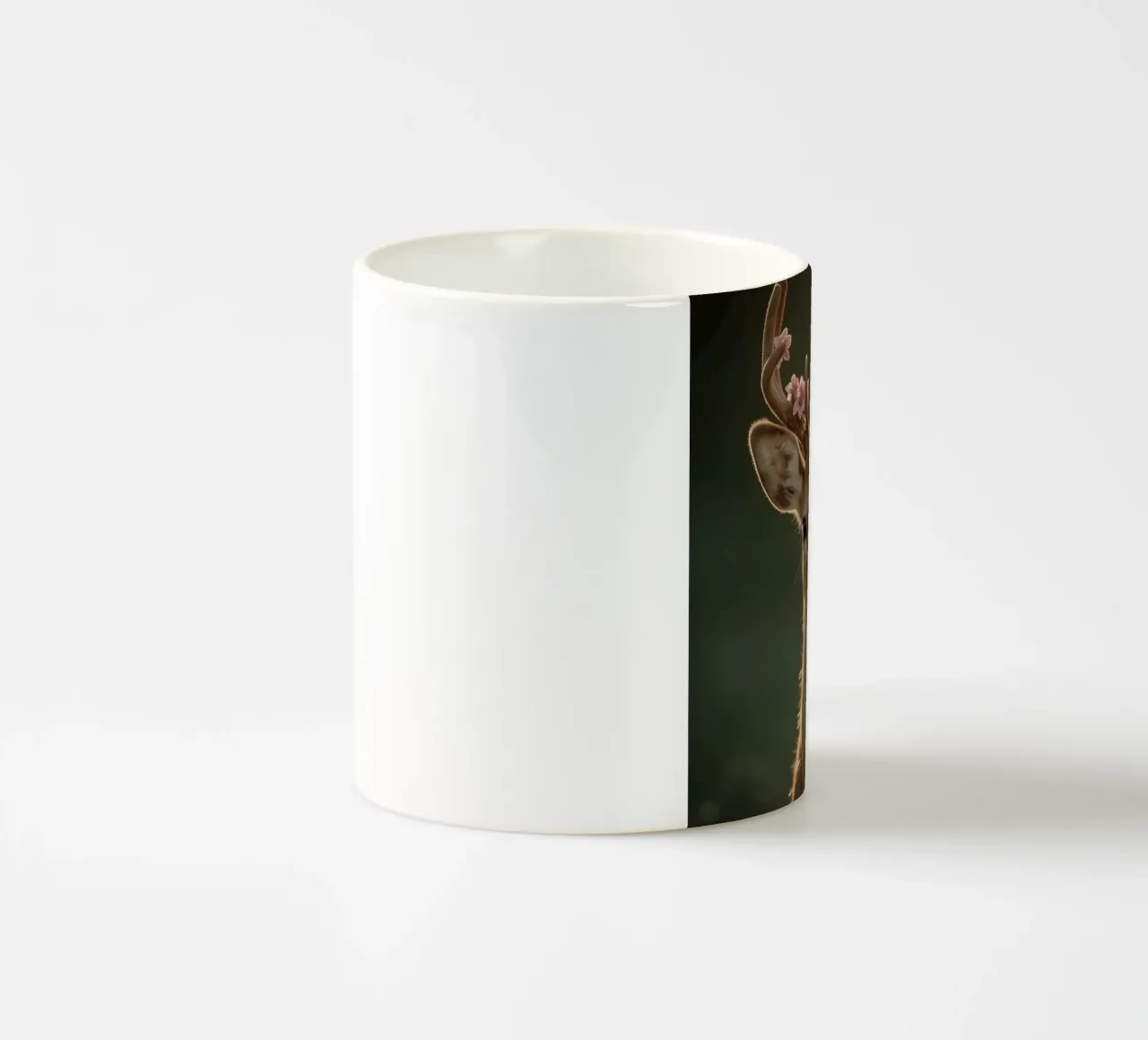 Cervo con fiori sulle corna tazza in ceramica da DesignDoodle