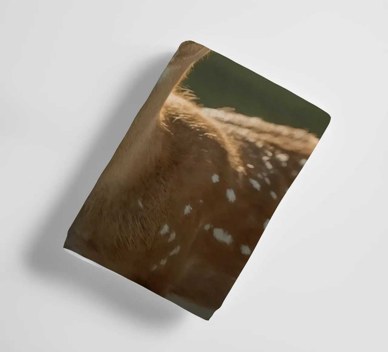 Cervo con fiori sulle corna asciugamano da bagno da DesignDoodle