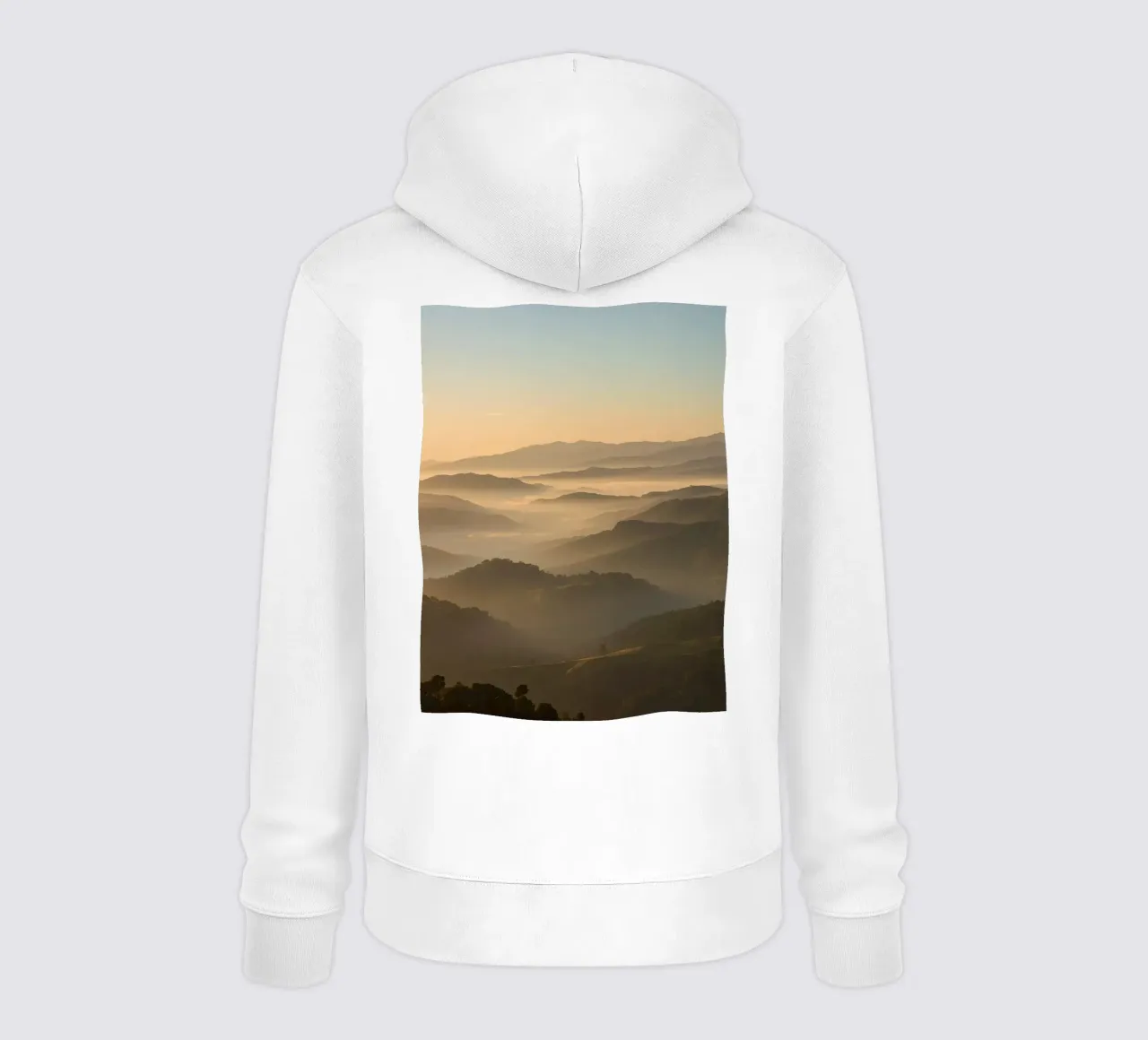 Catena montuosa con foschia all'alba felpa con cappuccio da DesignDoodle
