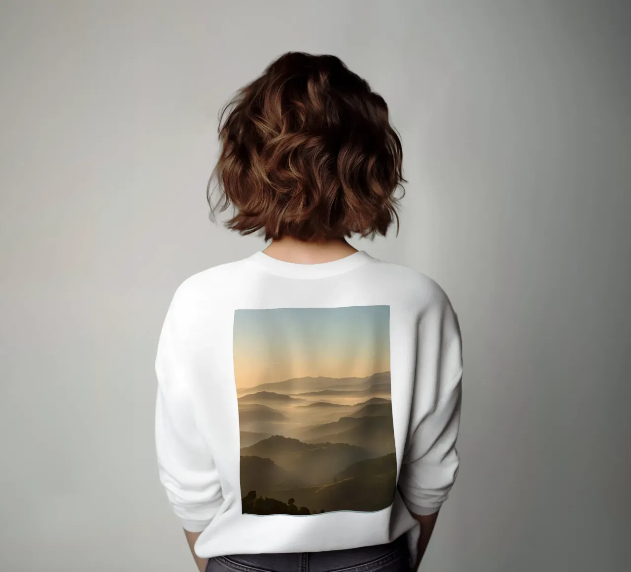 Catena montuosa con foschia all'alba felpa da DesignDoodle