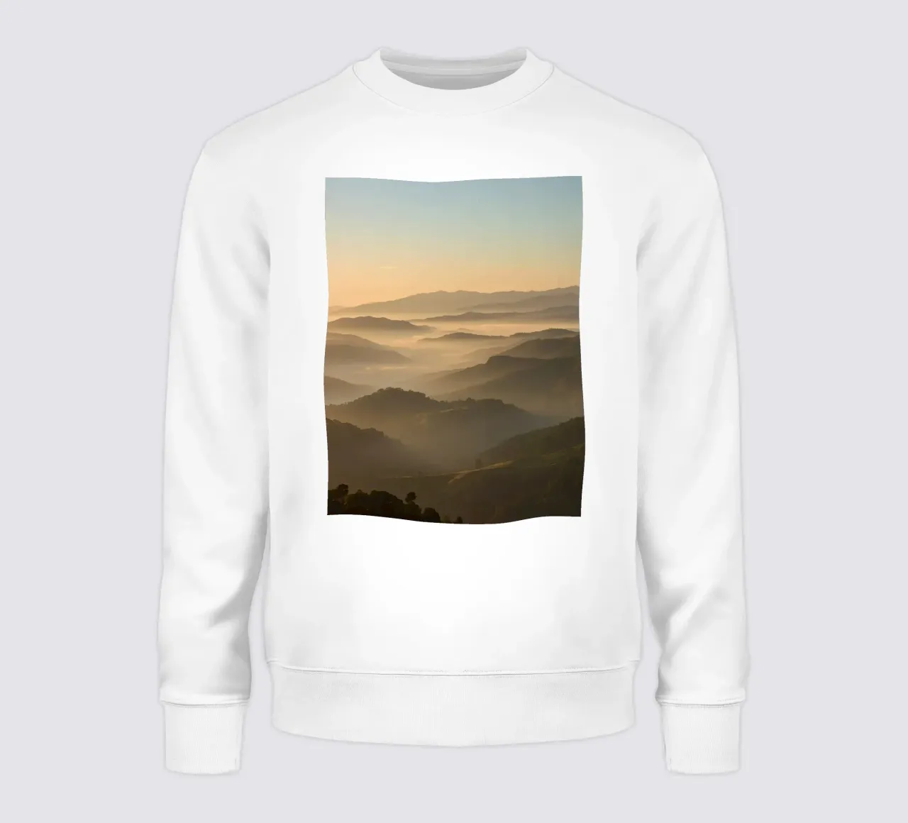 Catena montuosa con foschia all'alba felpa da DesignDoodle