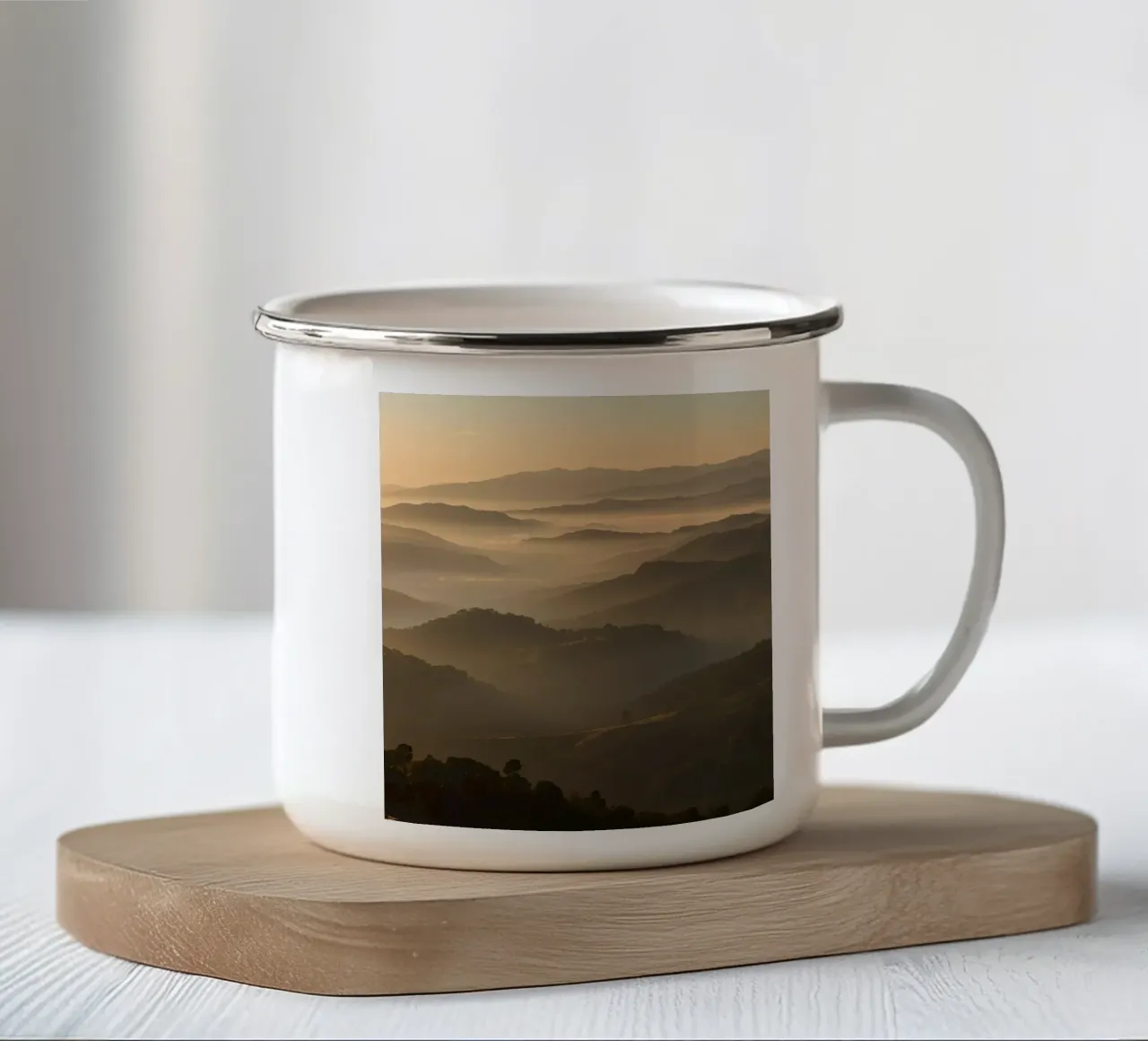 Catena montuosa con foschia all'alba tazza in smalto da DesignDoodle