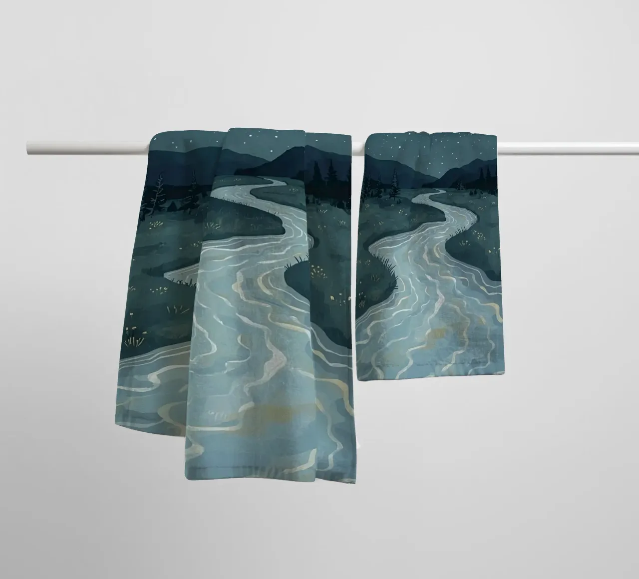 Paesaggio notturno tranquillo con luna e stelle del fiume asciugamano da bagno da DesignDoodle