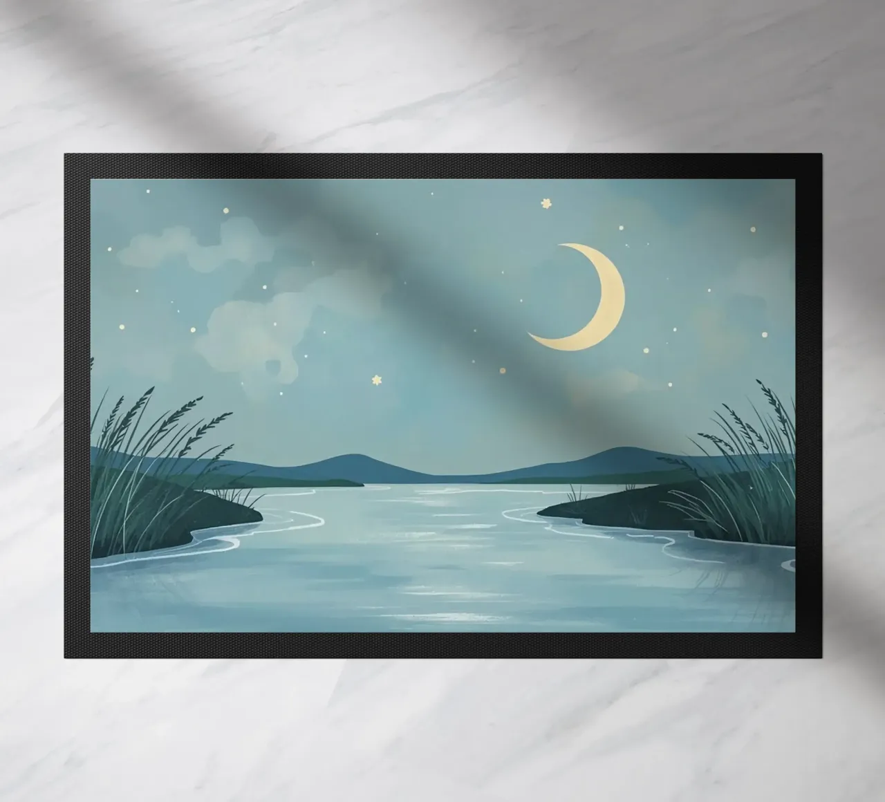 Scena notturna con luna, stelle, acqua e canne zerbino da DesignDoodle