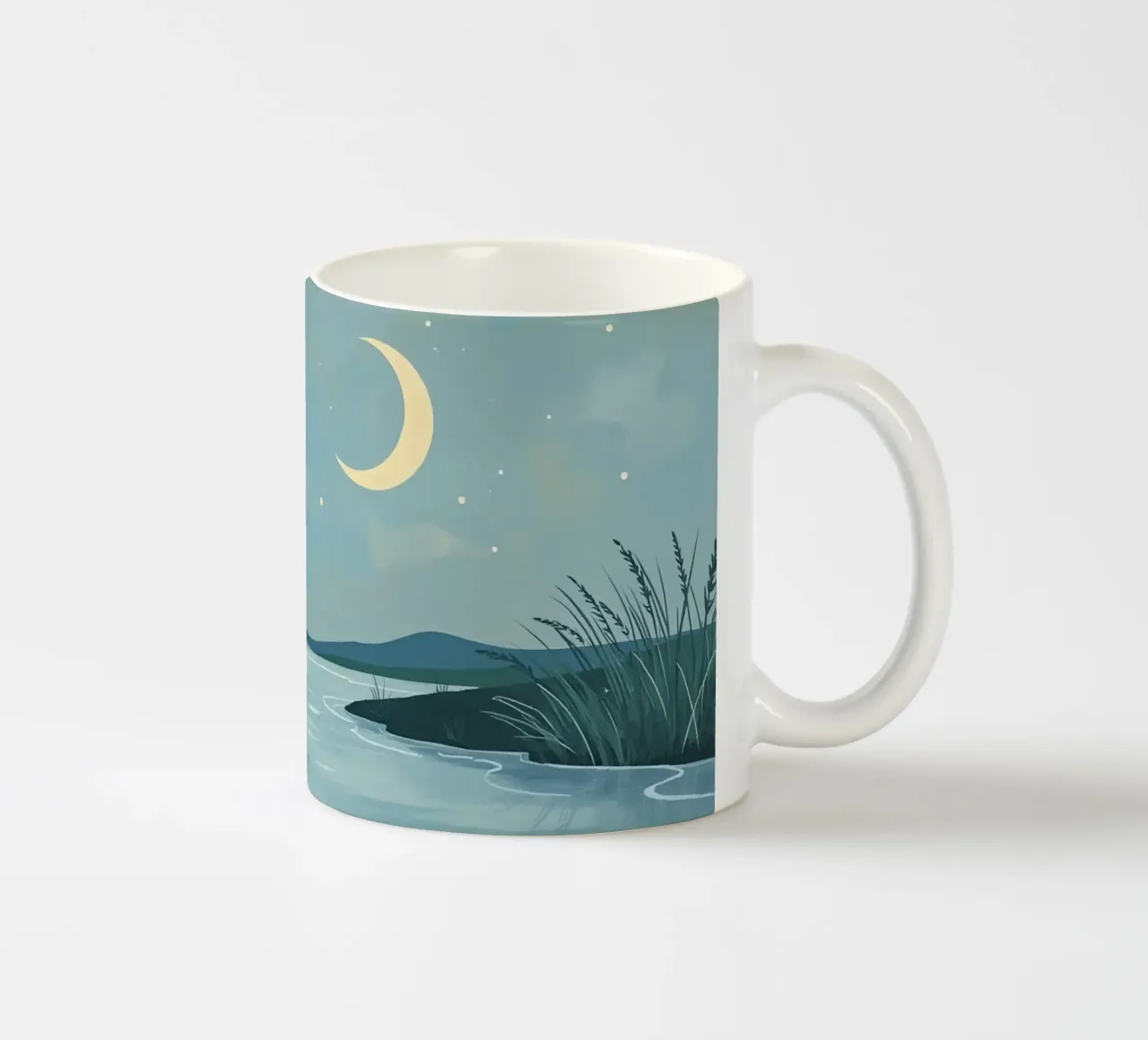 Scena notturna con luna, stelle, acqua e canne tazza in ceramica da DesignDoodle