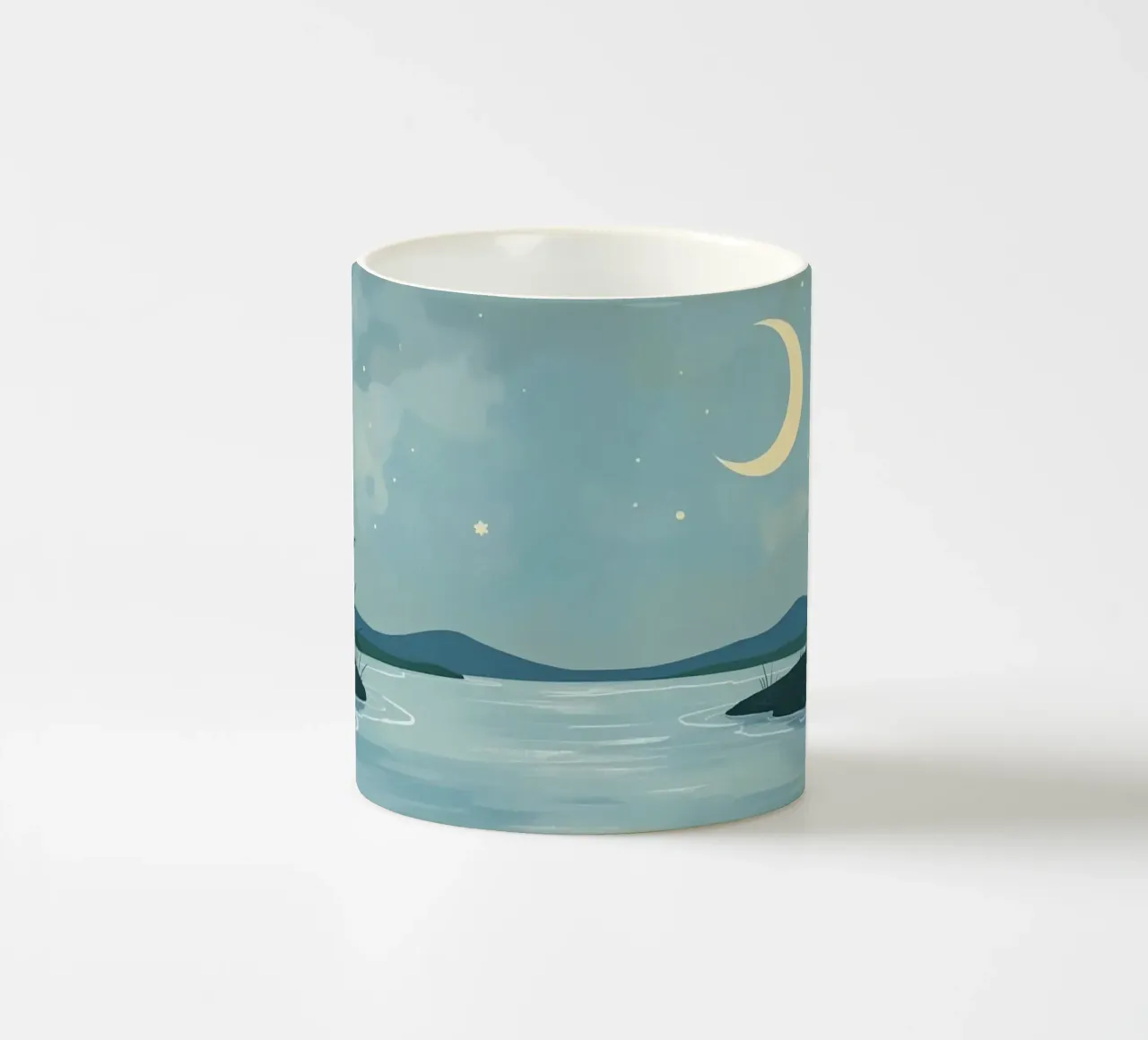 Scena notturna con luna, stelle, acqua e canne tazza in ceramica da DesignDoodle