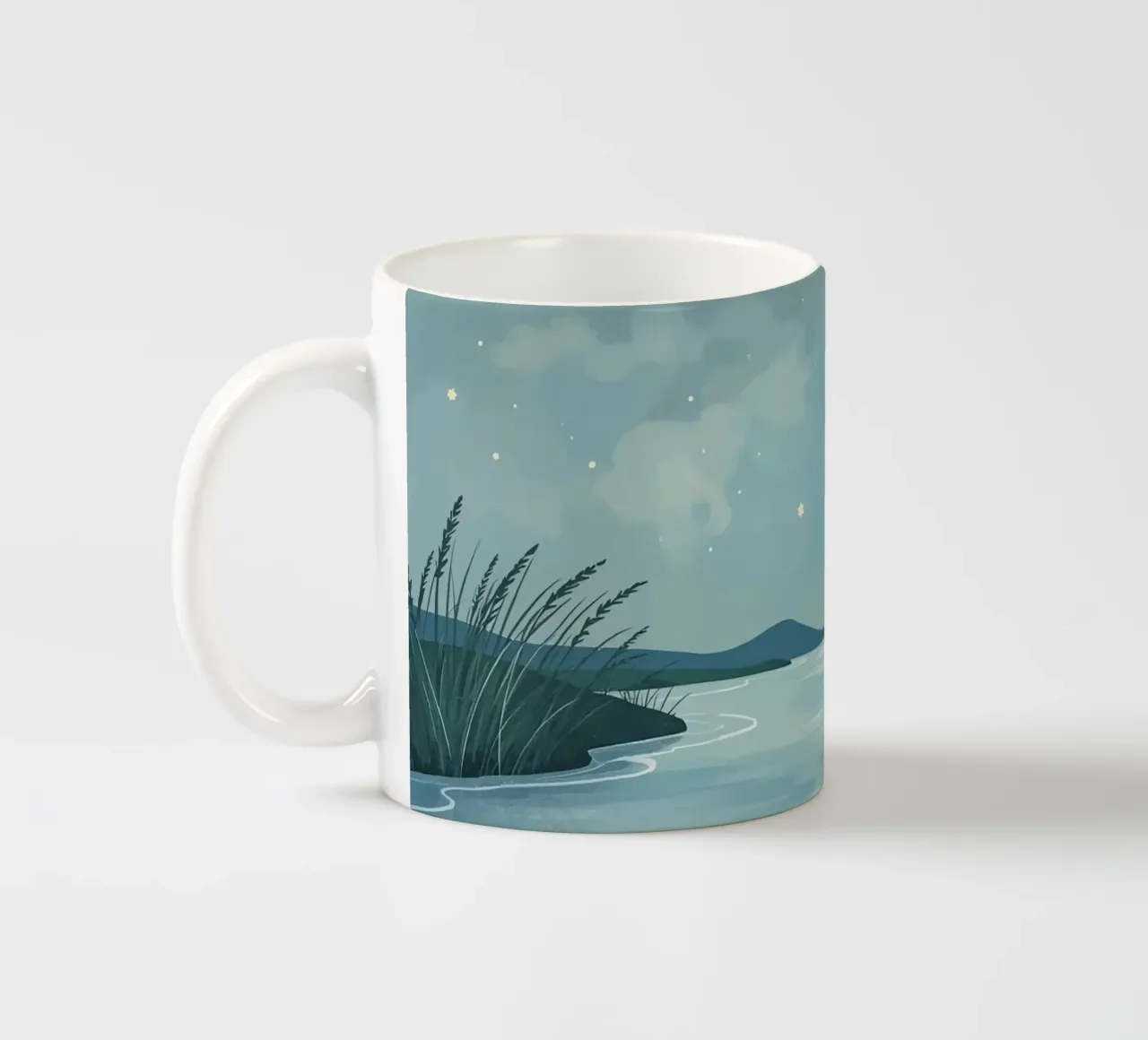 Scena notturna con luna, stelle, acqua e canne tazza in ceramica da DesignDoodle