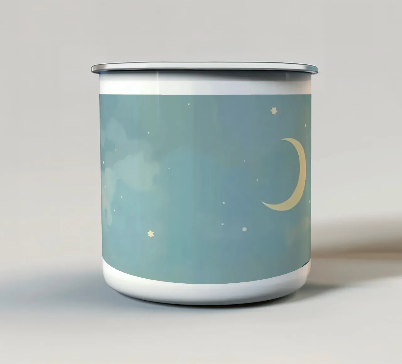 Scena notturna con luna, stelle, acqua e canne tazza in smalto da DesignDoodle